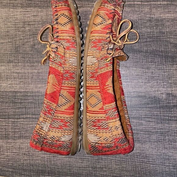 Minnetonka Shoes Minnetonka Baja Aztec Tapestry Womens Red Moccasin Leather Lace - Picture 4 of 8